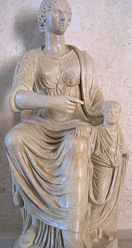010. Jeune matrone avec son fils  elle porte une stola, lui une bulla (1er s. a.C).jpg